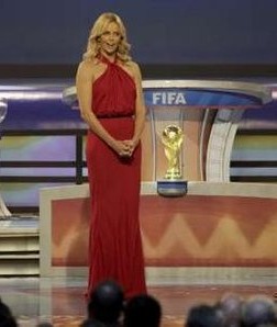 Charlize Theron durante la presentación del sorteo del Mundial 2010
